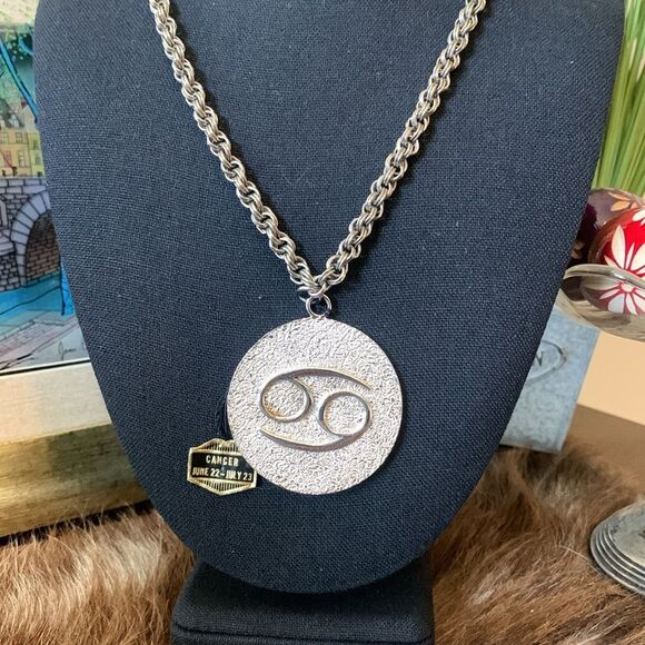 1970’s Vintage Dual Link Silver Tone Zodiac Cancer Crab Necklace - Picture 5 of 9